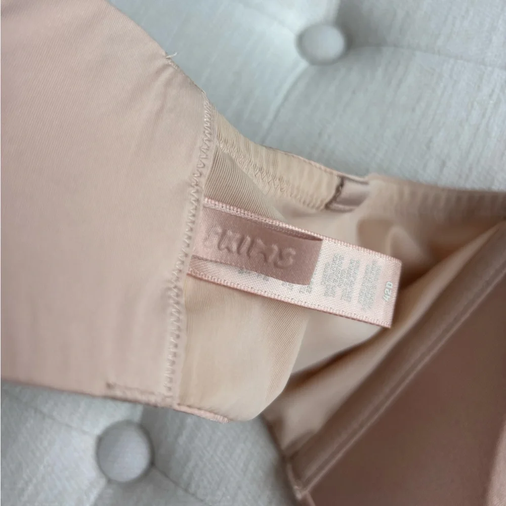 SKIMS Wireless Form Strapless Bra in Mica - Seamless Tan Bandeau
